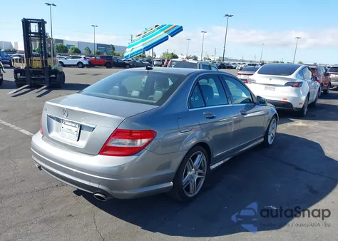 2010 Mercedes-Benz C 300 Sport z USA, uszkodzony, nr VIN WDDGF5EB6AF359474